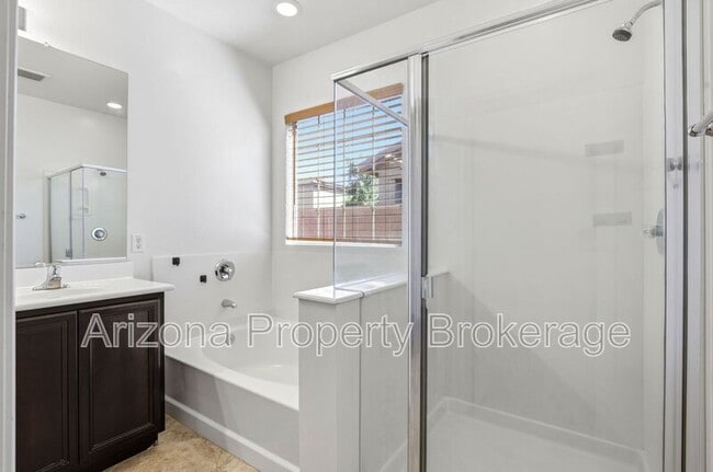 Building Photo - 824 E Jacob St