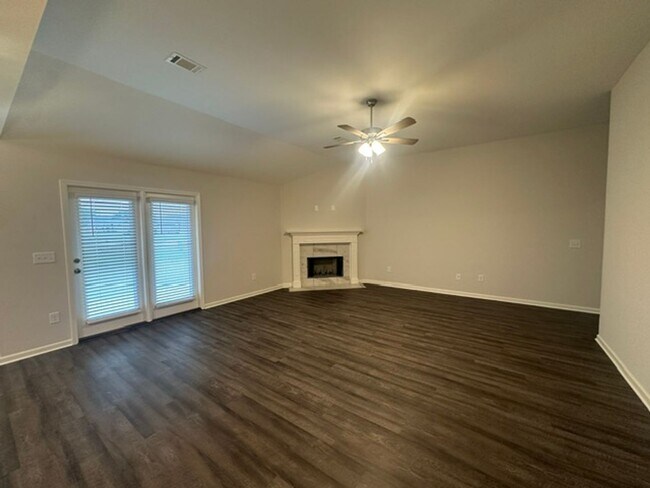 Building Photo - 444 Country Club Dr