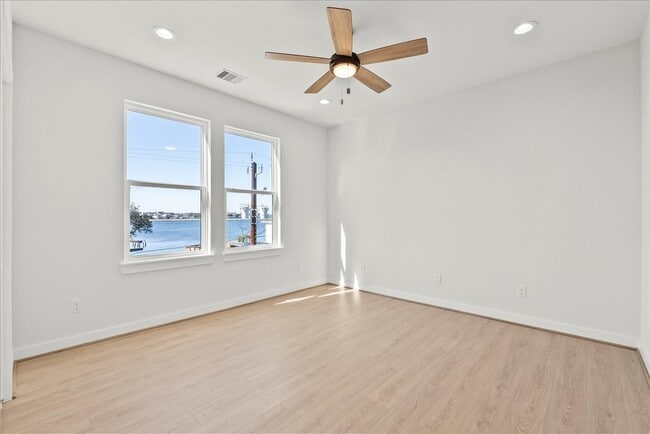 Building Photo - 1910 Bayou Shore Dr