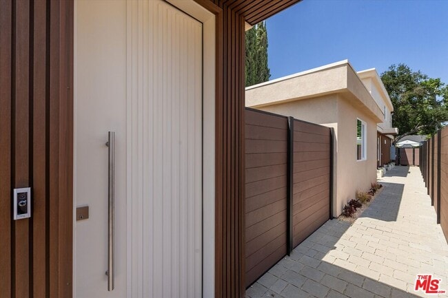 Building Photo - 5912 Mammoth Ave