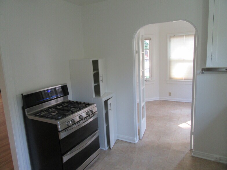 kitchen access to dining room - 905 Coronado Dr