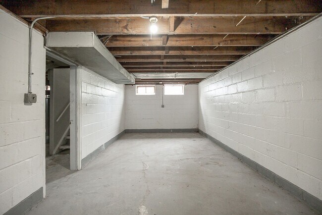 Building Photo - 3 Bedroom/1 Bath Single House Euclid!