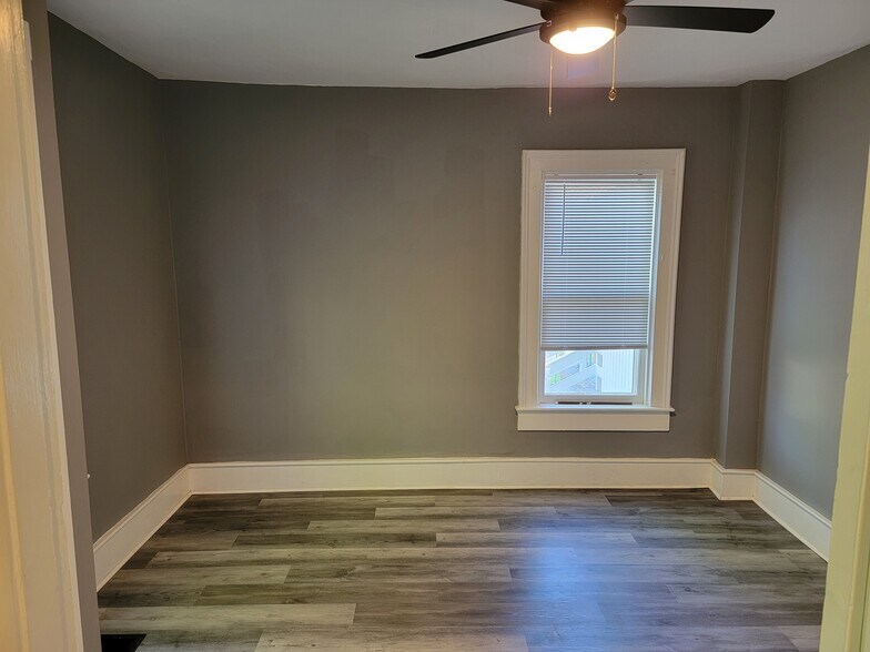 Building Photo - 412 S Main St