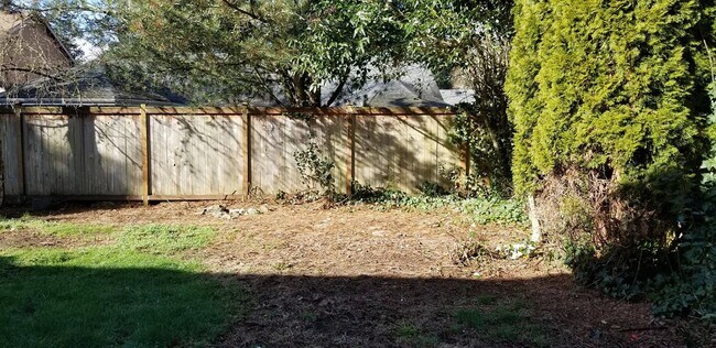 Building Photo - Refreshed and Move in ready 04/20/2026 - 4 bedrooms in Lacey - North Thurston School district.