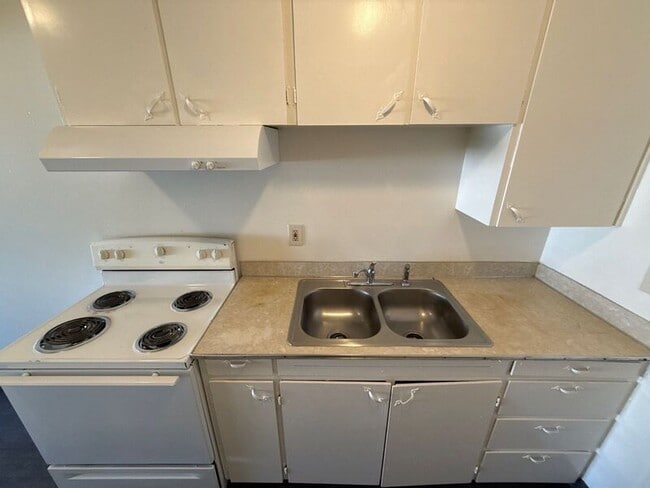 Building Photo - 580 Ford St SE