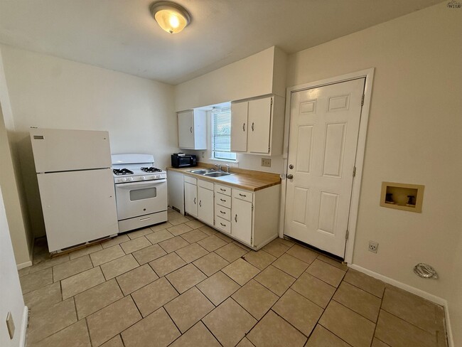 Building Photo - 611 1/2 Sunset Dr