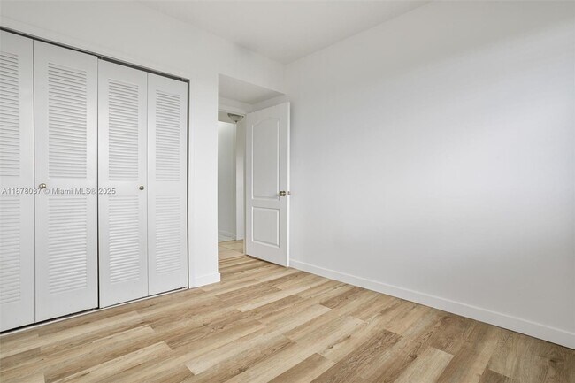 Building Photo - 9340 Fontainebleau Blvd