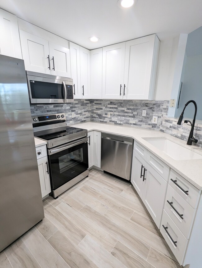 Newly remodeled kitchen with all brand new Samsung appliances - 1805 N Flagler Dr