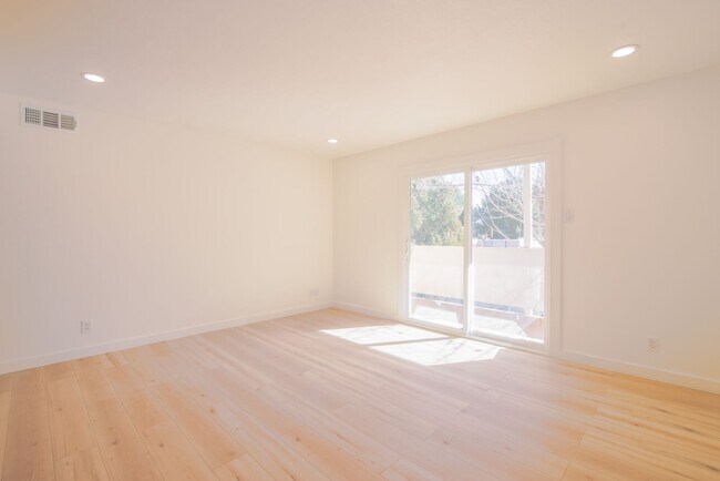 Building Photo - Beautiful 2-bedroom, 1-bathroom townhouse located in the vibrant city of El Paso