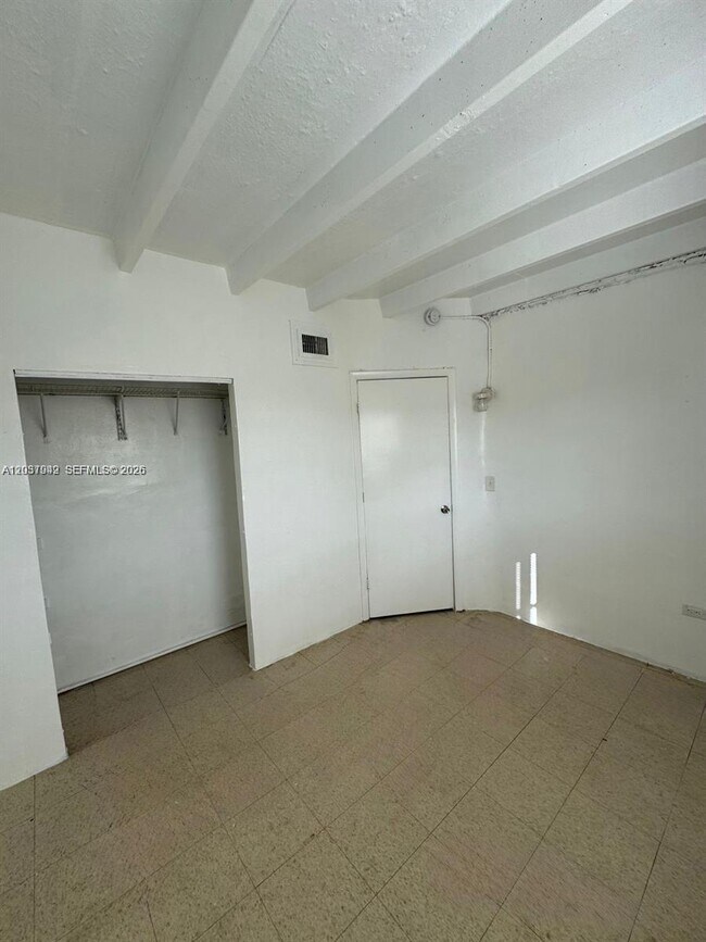 Building Photo - 320 SW 11th Ave
