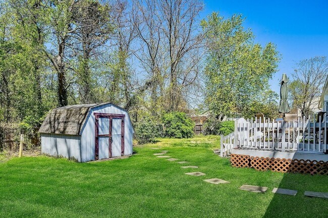 Building Photo - Charming & Cozy Ranch with Spacious Backya...
