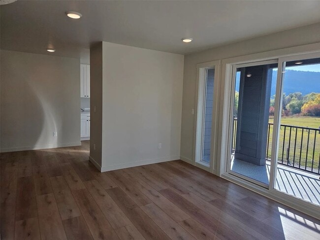 Building Photo - 819 9th Ave W