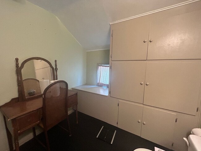 Building Photo - 2 bed 1.5 bath Hamilton home
