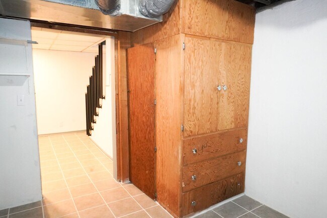 Building Photo - 3b 2b Finished Basement + Garage Lawn Care Provided APPLY FREE!