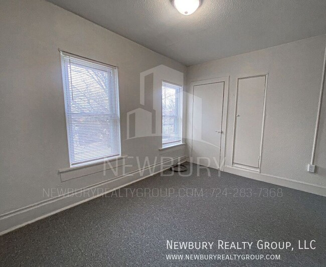 Building Photo - Spacious & Updated 2-Bedroom Row Home – Mo...