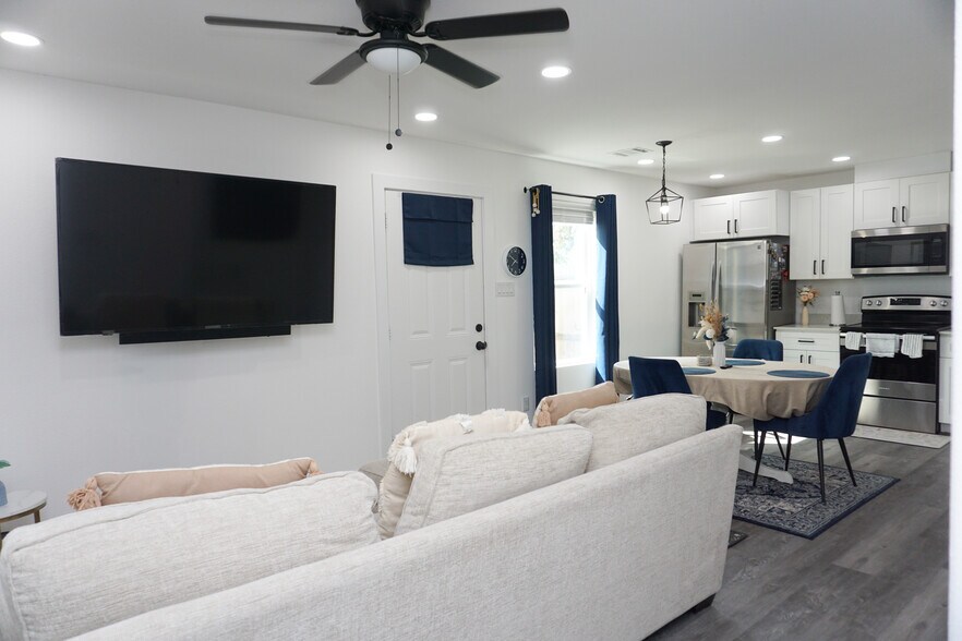 Building Photo - 8724 Peachtree St