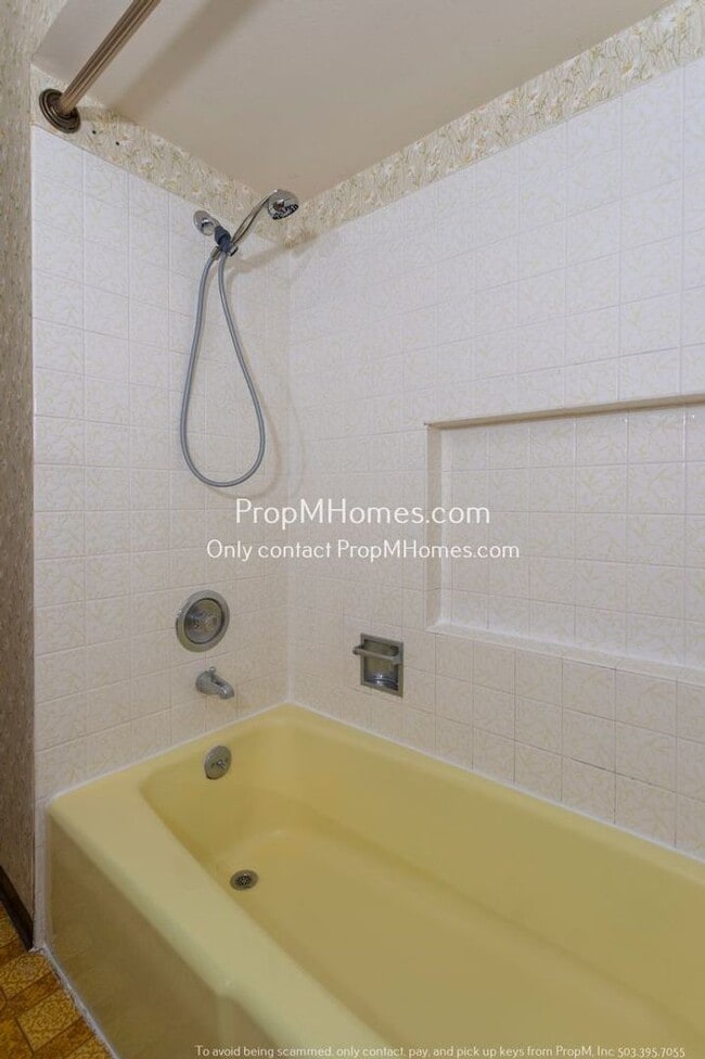 Building Photo - Spacious Elegance: A Four-Bedroom Retreat in the Heart of Palisades!