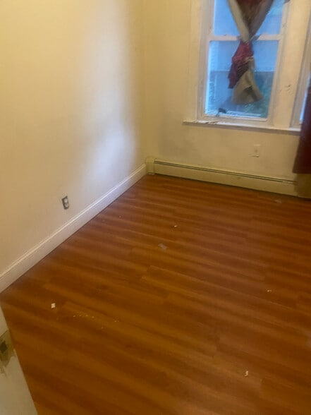 Building Photo - 622 Clawson St