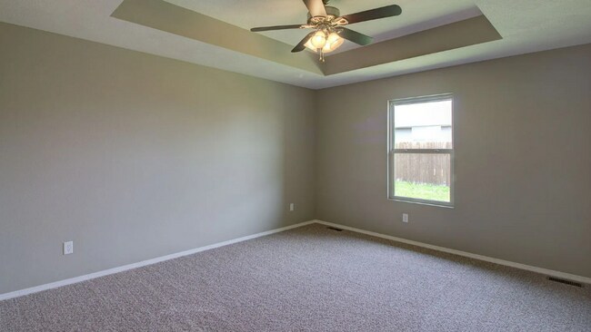 Building Photo - 4 Bedroom Rental Home in Springfield!