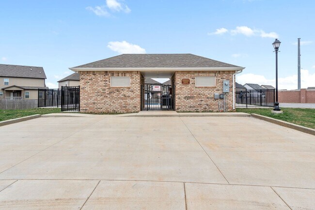 Building Photo - Pet Friendly Three Bedroom!