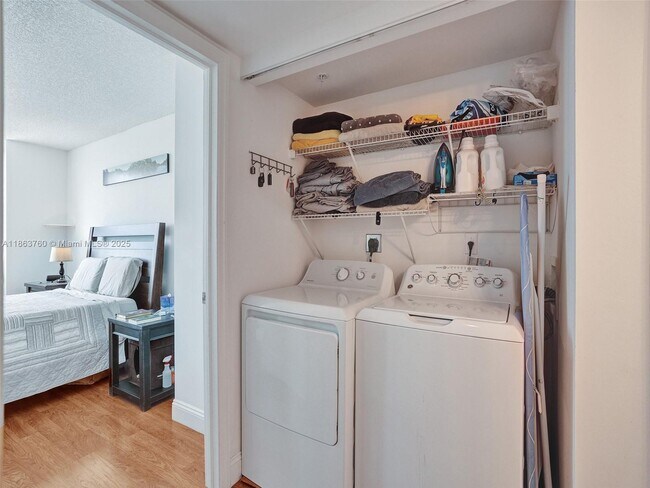 Building Photo - 1155 Brickell Bay Dr