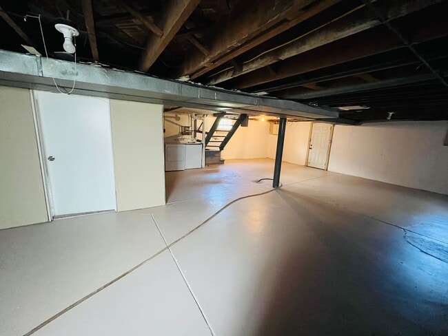 Building Photo - 3 Bed 1 Bath - Harwood Floors
