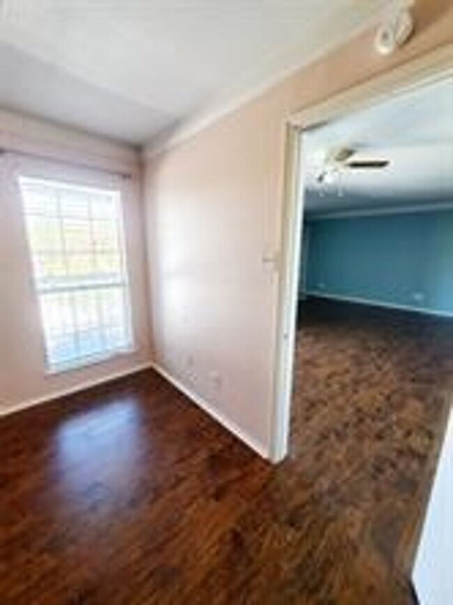 Building Photo - 18333 Roehampton Dr