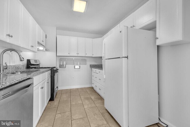 Building Photo - 1225 Martha Custis Dr