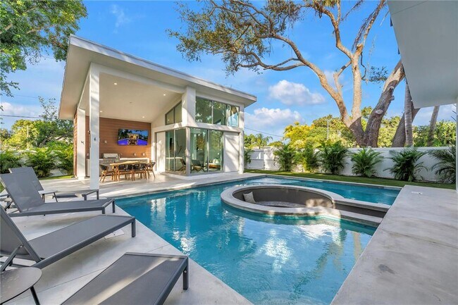 Building Photo - 2065 Goldenrod St