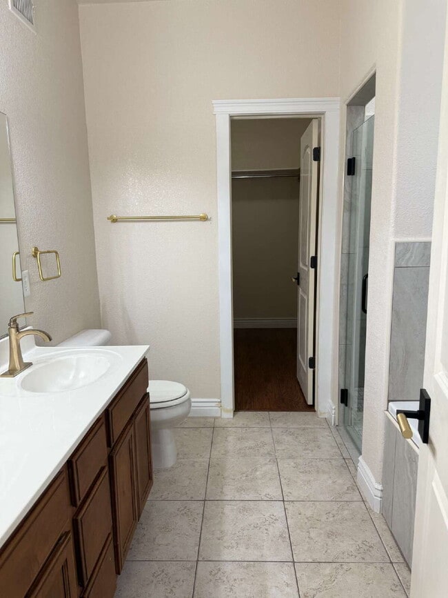 Building Photo - "Spacious 4-Bedroom Oasis with Granite Kit...