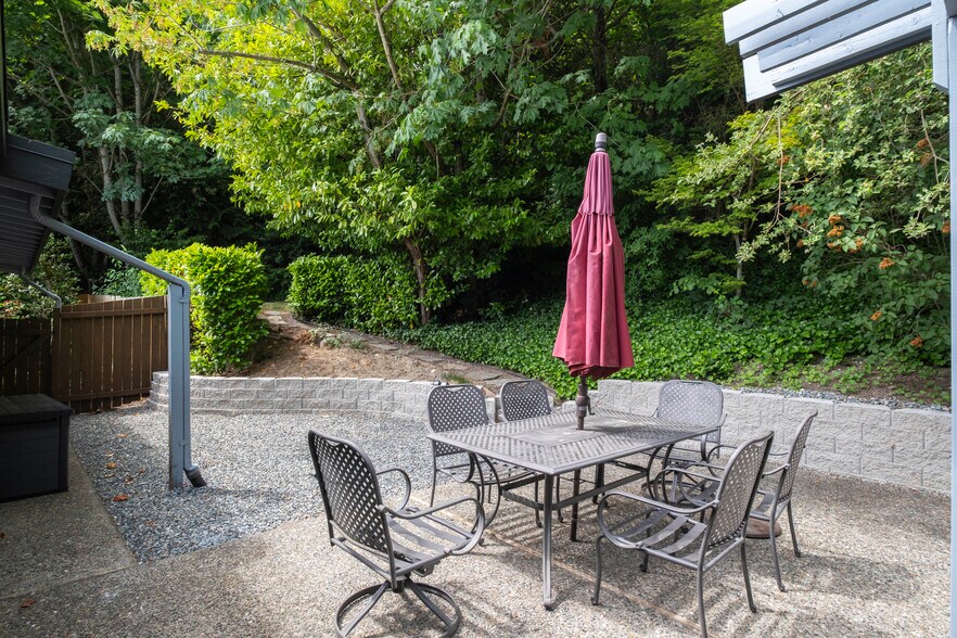 Building Photo - 639 W Lake Sammamish Pky NE