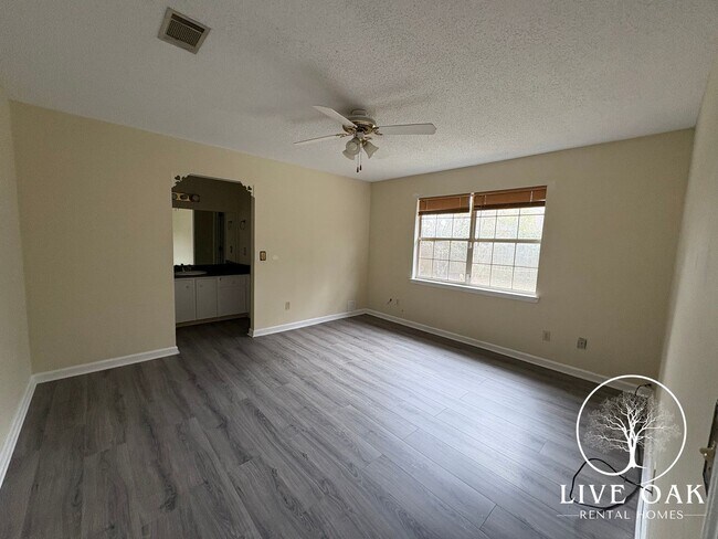 Building Photo - RATE DROP ALERT (was $1900/month) and MOVE-IN SPECIAL: $500.00 OFF 1st MONTH'S RENT!**