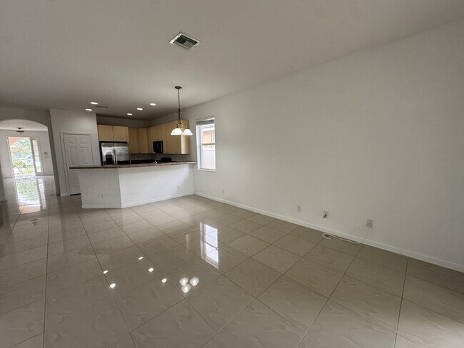 Building Photo - 1804 SW Jamesport Dr