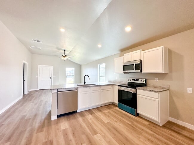 Building Photo - Updated Home in Burgamy Park!