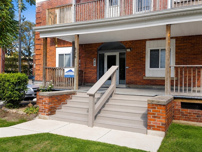 Building Photo - 825 Tappan