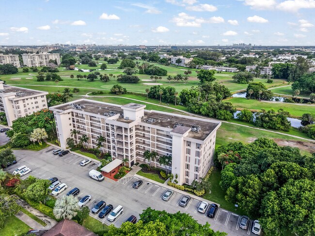 Building Photo - 3000 N Palm Aire Dr