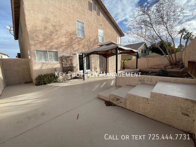 Building Photo - Beautiful 4 bedroom, 2.5 bathroom two-stor...