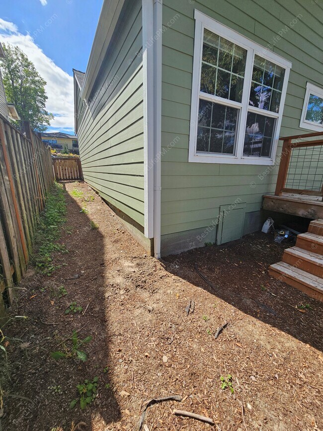 Building Photo - 408 SE Kibling St