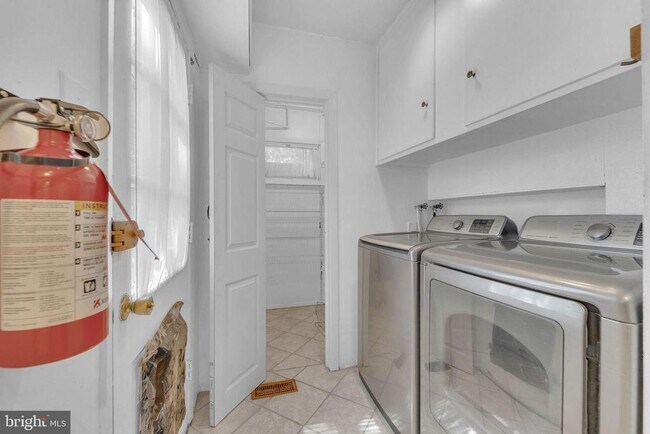 Building Photo - 40 Rittenhouse Dr