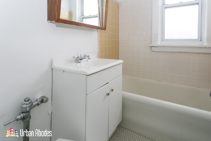 Building Photo - 701 W Belmont Ave