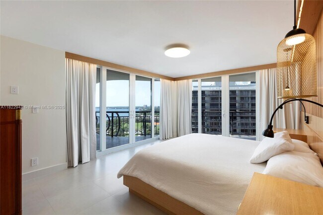 Building Photo - 2843 S Bayshore Dr
