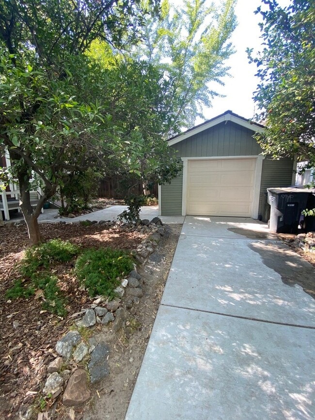 Building Photo - Beautiful 2bd/1ba 878 sq. ft. property located in Midtown Sacramento!