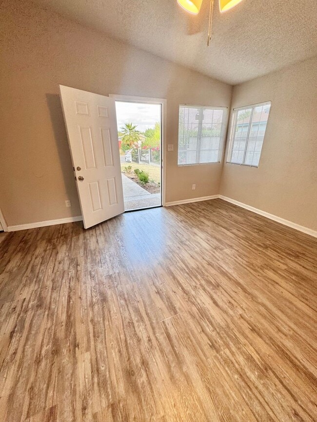 Building Photo - Enchanting Bakersfield property just 10 mi...