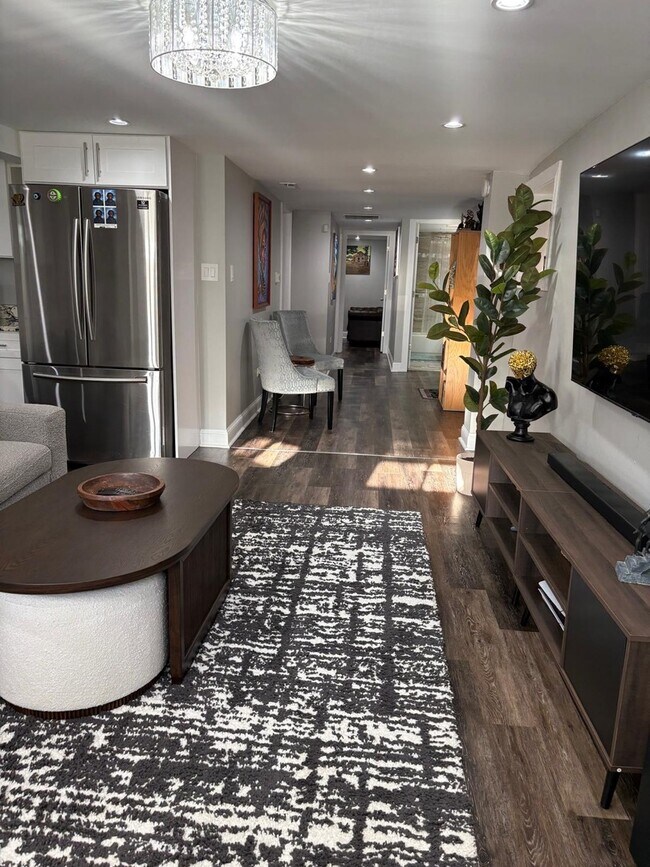 Building Photo - 6541 S Ingleside Ave