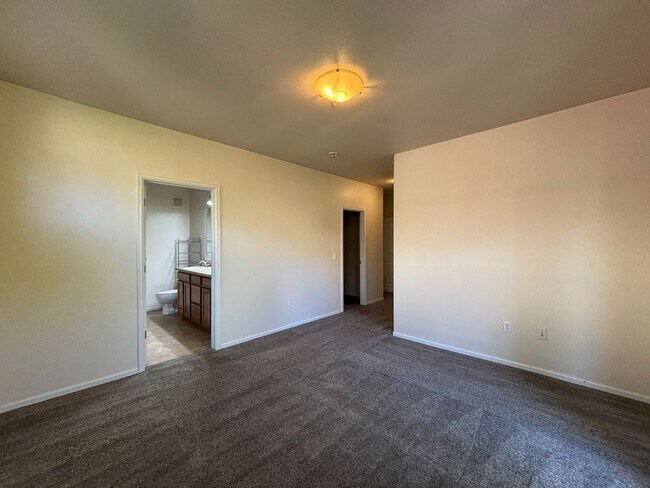 Building Photo - Large 3 bedroom condo with 2 bathrooms!