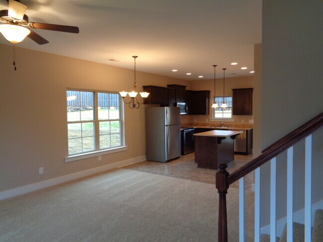 Building Photo - Town home for rent! Available to View with 48 Hour Notice!!!