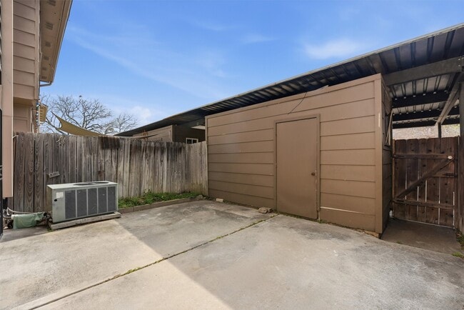 Building Photo - 12447 Sharpview Dr