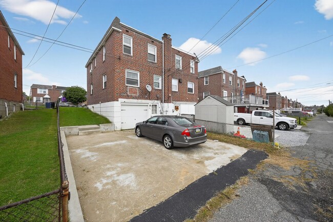 Building Photo - 3 Bedroom, 1 Bath Smart Fully Furnished To...