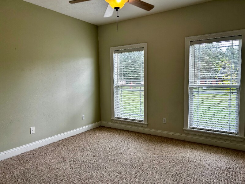 Building Photo - 346 Delia Dr