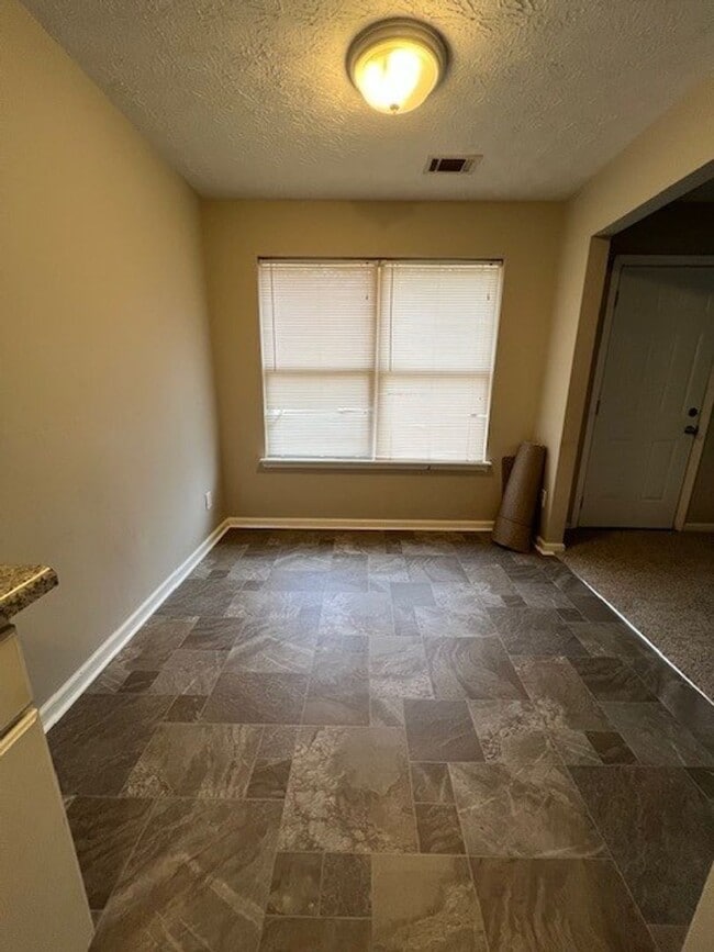 Building Photo - 3 Bedroom, 2 Bath Home